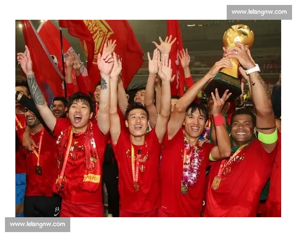 以上海上港比赛为焦点展现球队战术与城市足球激情碰撞之夜精彩